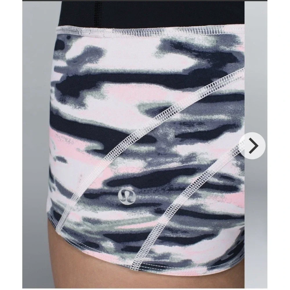 Lululemon Water‎ Bound Run Swim Shorts Size 4 Wamo Camo Reversible Pink Black